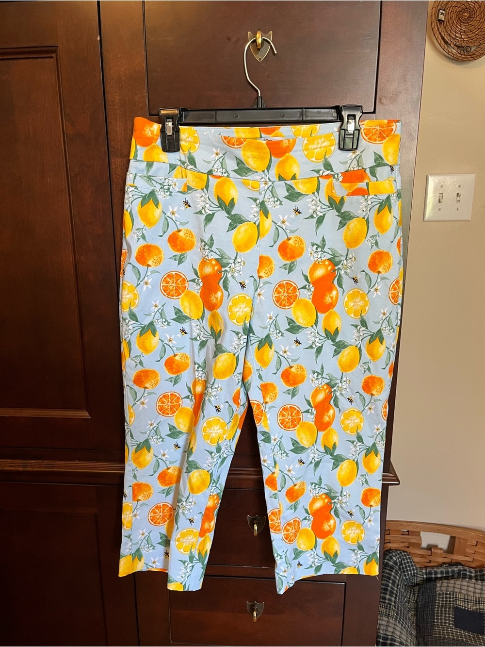Kim Rogers Capris Ladies size 10 Lemons